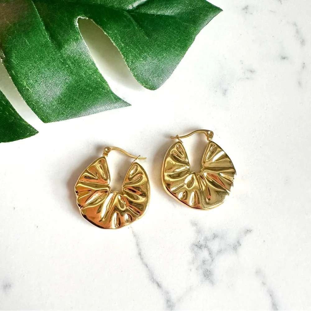 2/$30🌵 Gold Fan Shaped Textured Earrings Hoop Jewelry Dainty Minimalist NEW